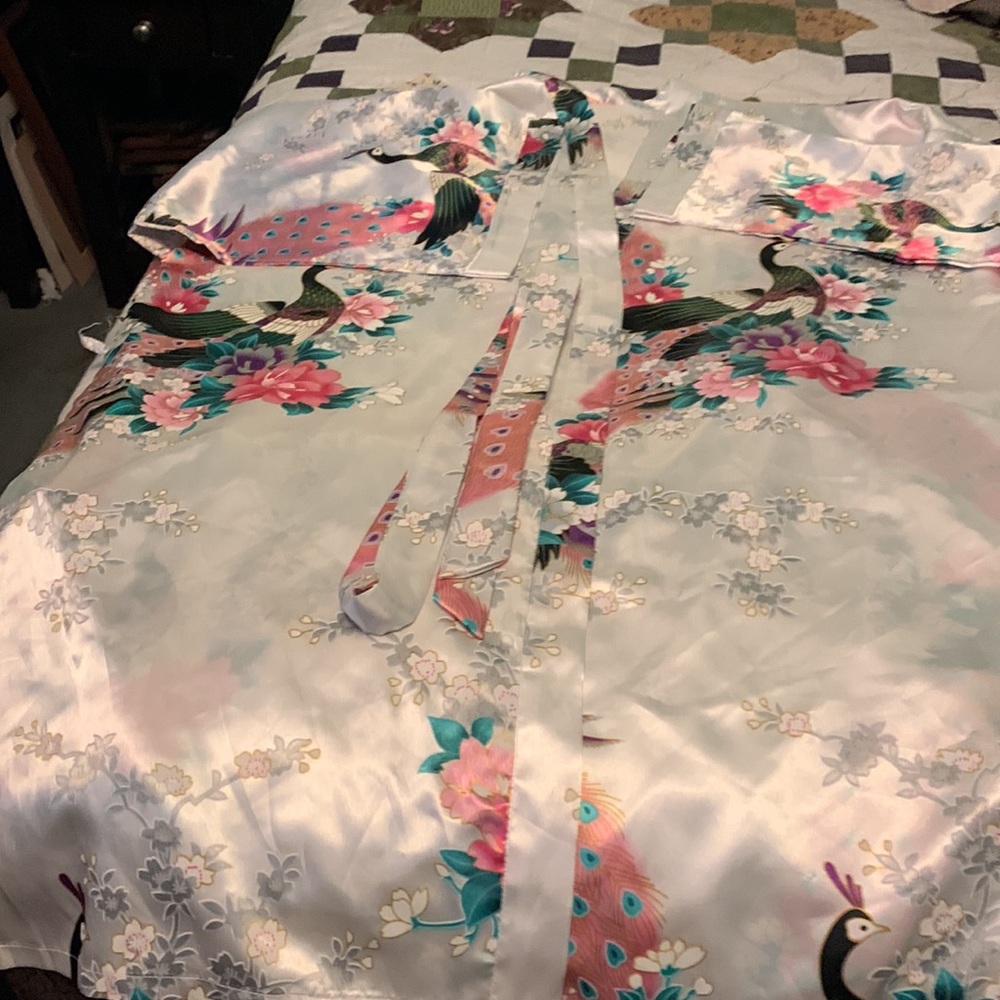 Kimono White withPeacocks— Robe